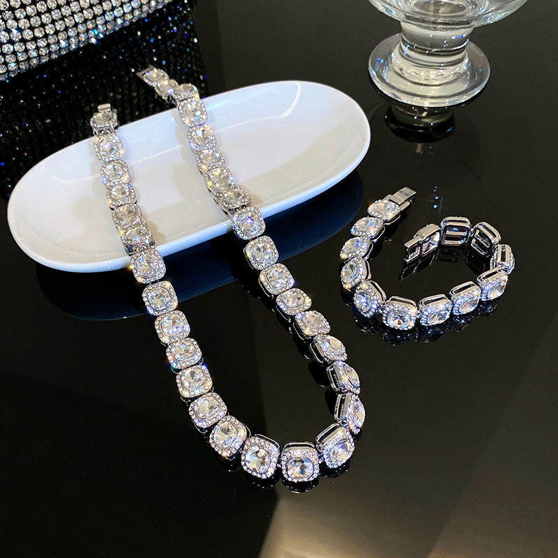 Necklaces Bracelet designer jewelry New hip-hop diamond necklace thick chain female collarbone chain
Necklaces Bracelet designer jewelry New hip-hop diamond necklace thick chain female collarbone chain