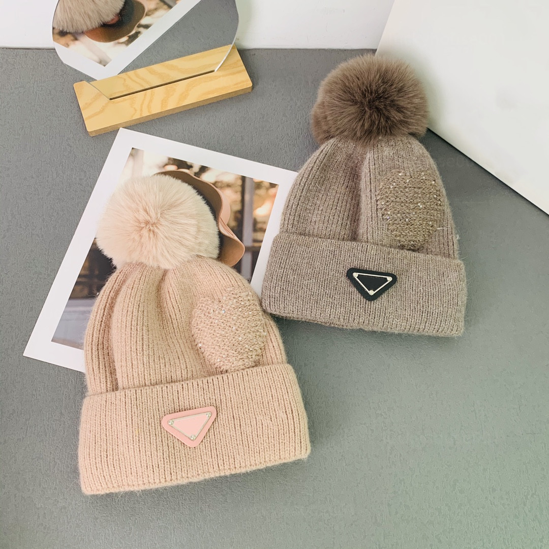 Luxury Hat Classic Winter Beanie Mens and Womens Fashion Design Knitted Hats Autumn Wool P Letter Jacquard Casual Outdoor Party Golf Resort Warm Skull Hat 5 Colors
Luxury Hat Classic Winter Beanie Mens and Womens Fashion Design Knitted Hats Autumn Wool P Letter Jacquard Casual Outdoor Party Golf Resort Warm Skull Hat 5 Colors