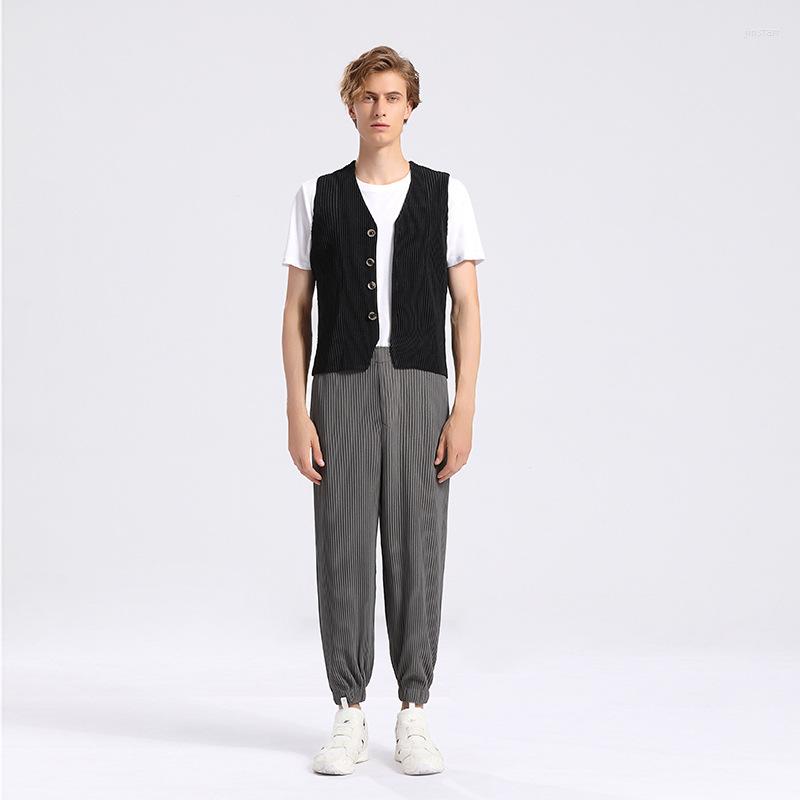Men's Vests Miyake Pleated Men Vest Spring Summer V-Neck Single-breasted Slim Sleeveless Fashion Casual Tops For Men's Clothing, Black
Men's Vests Miyake Pleated Men Vest Spring Summer V-Neck Single-breasted Slim Sleeveless Fashion Casual Tops For Men's Clothing, Black