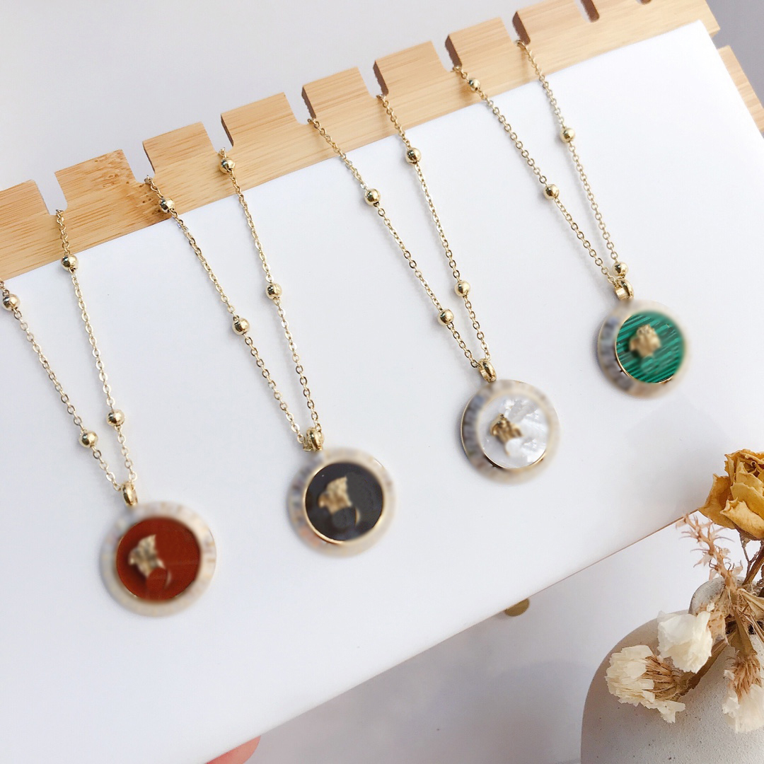 Luxury Portrait Pendant Four Color Necklace Classic Charm Brand Designer Jewelry High-end Accessories Daily Wear Travel Select WomenGifts
Luxury Portrait Pendant Four Color Necklace Classic Charm Brand Designer Jewelry High-end Accessories Daily Wear Travel Select WomenGifts