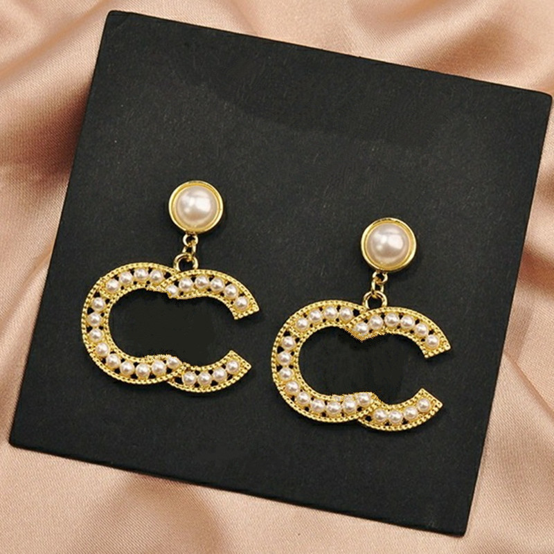 Classic fashionable pearl diamond Double Letter Charm Titanium steel earrings designer for women stud luxury circle jewlery love gifts woman girl gold silver rose
Classic fashionable pearl diamond Double Letter Charm Titanium steel earrings designer for women stud luxury circle jewlery love gifts woman girl gold silver rose