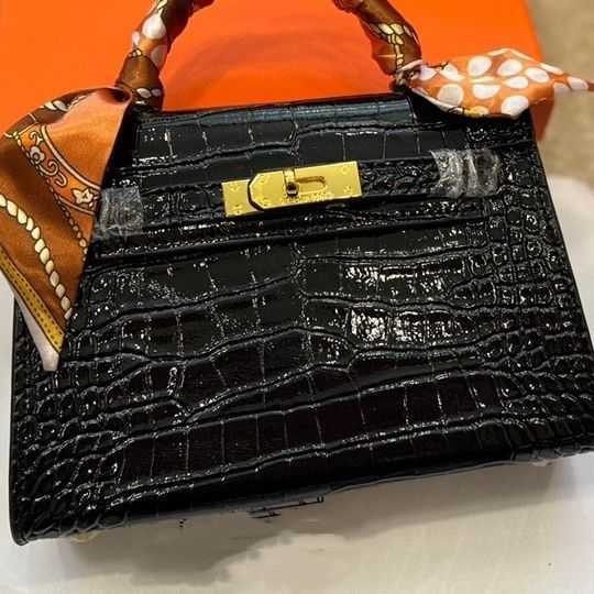 Handheld Herme Designer Bags Autumn and winter durable One shoulder messenger with box silk scarf pendant size 20cm crocodile pattern senior, Not for sale do not shoot
Handheld Herme Designer Bags Autumn and winter durable One shoulder messenger with box silk scarf pendant size 20cm crocodile pattern senior, Not for sale do not shoot
