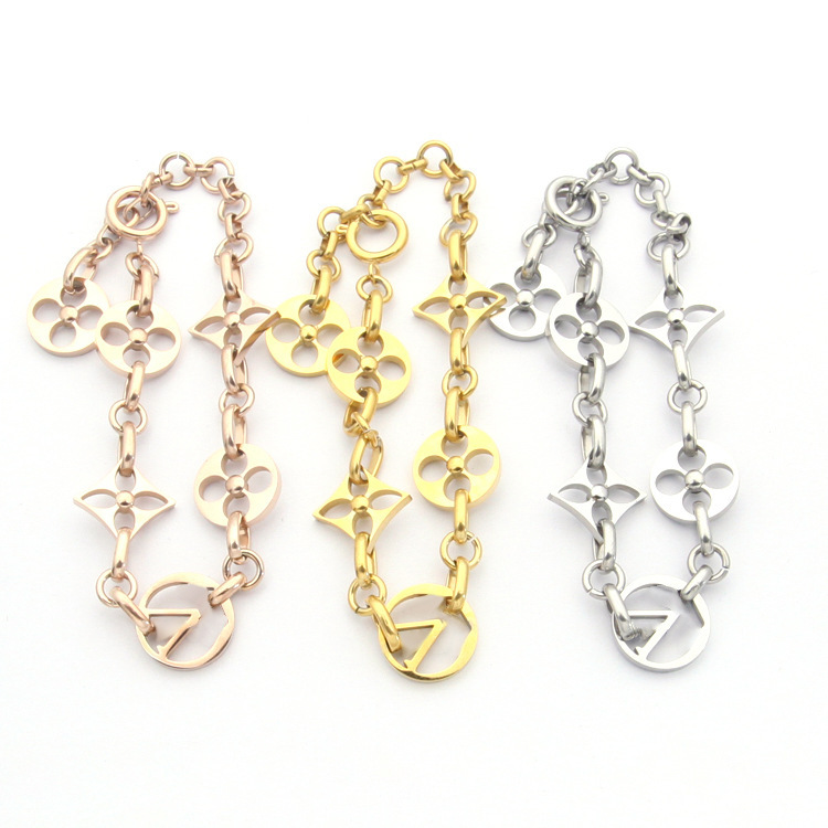 charm bracelets designer jewellery luxury Color dripping four-leaf flower round brand draw string V letter leather bracelet hollow 5 flower bracelet
charm bracelets designer jewellery luxury Color dripping four-leaf flower round brand draw string V letter leather bracelet hollow 5 flower bracelet