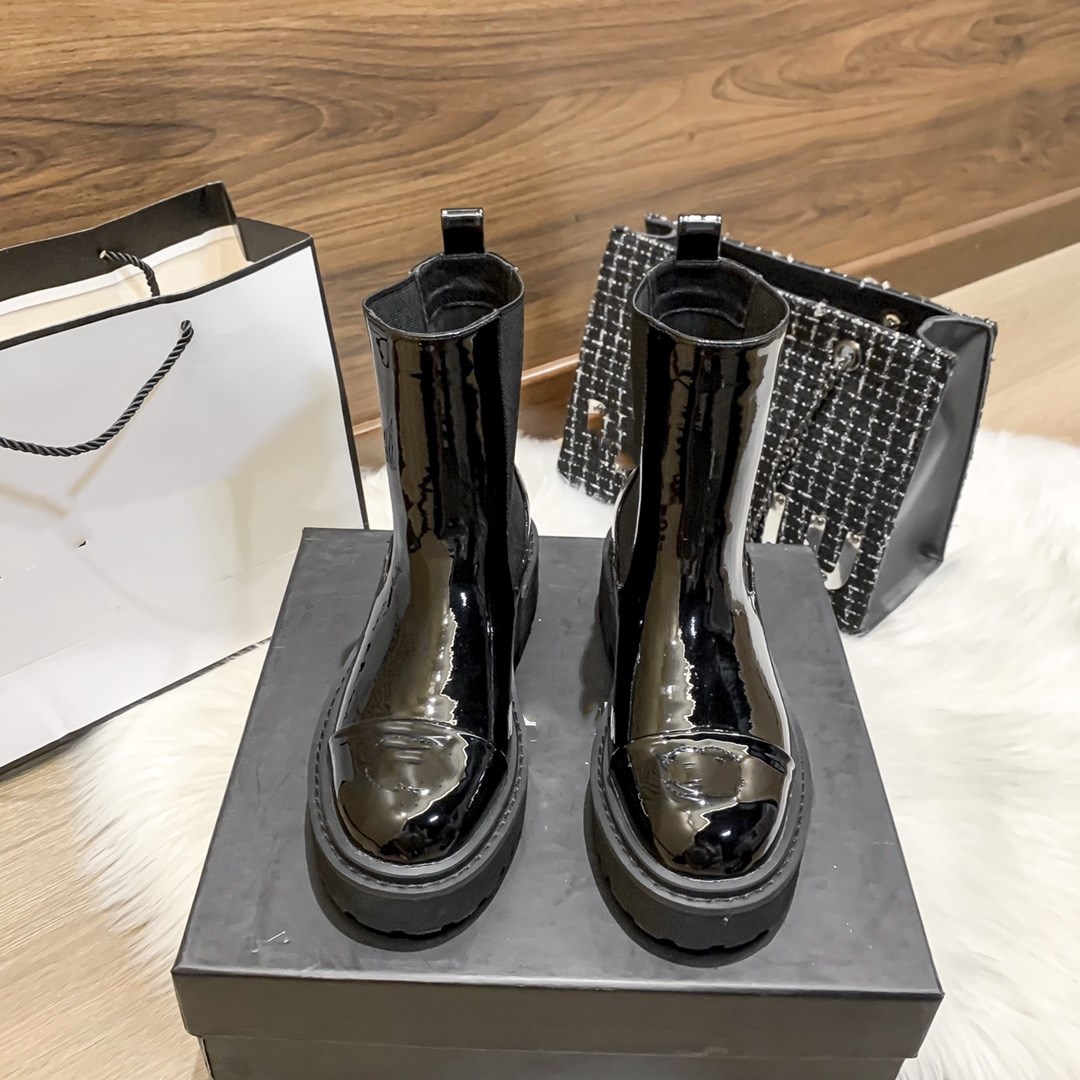 Luxury Leather Casual Boots: Fashionable Velvet & Suede Lace-Ups for Men and Women with Platform - Comes with Box, Black
Luxury Leather Casual Boots: Fashionable Velvet & Suede Lace-Ups for Men and Women with Platform - Comes with Box, Black