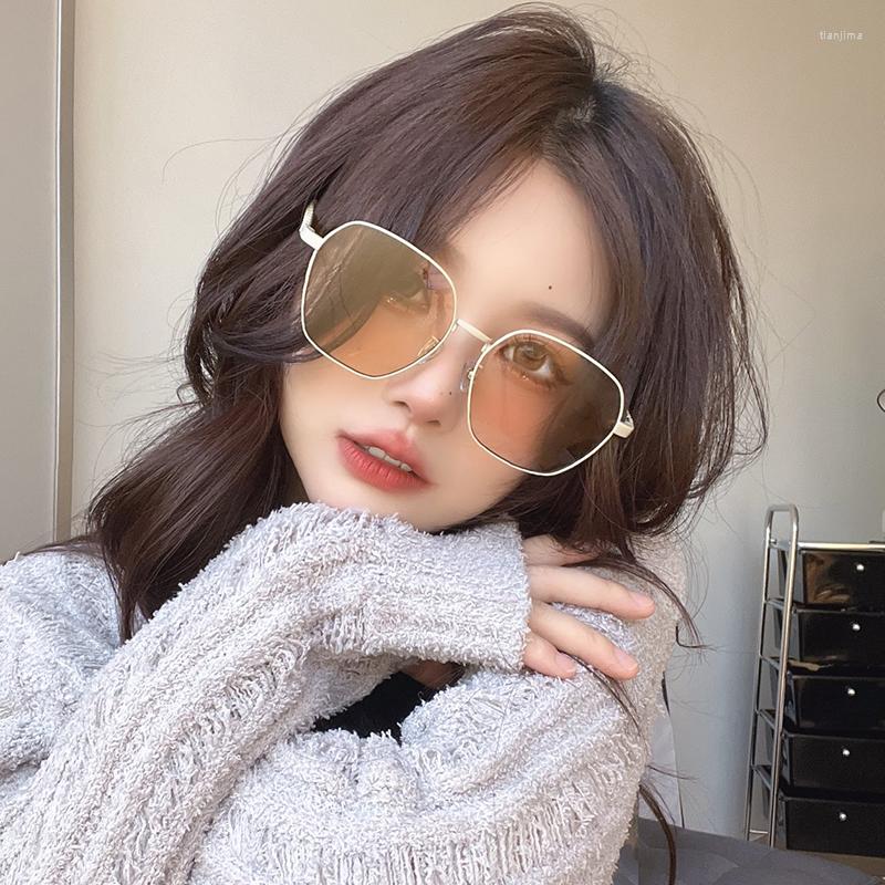 Sunglasses Gold Metal Frame Chain Side Large Square Women Gradient Lens With Pattern Fashion
Sunglasses Gold Metal Frame Chain Side Large Square Women Gradient Lens With Pattern Fashion