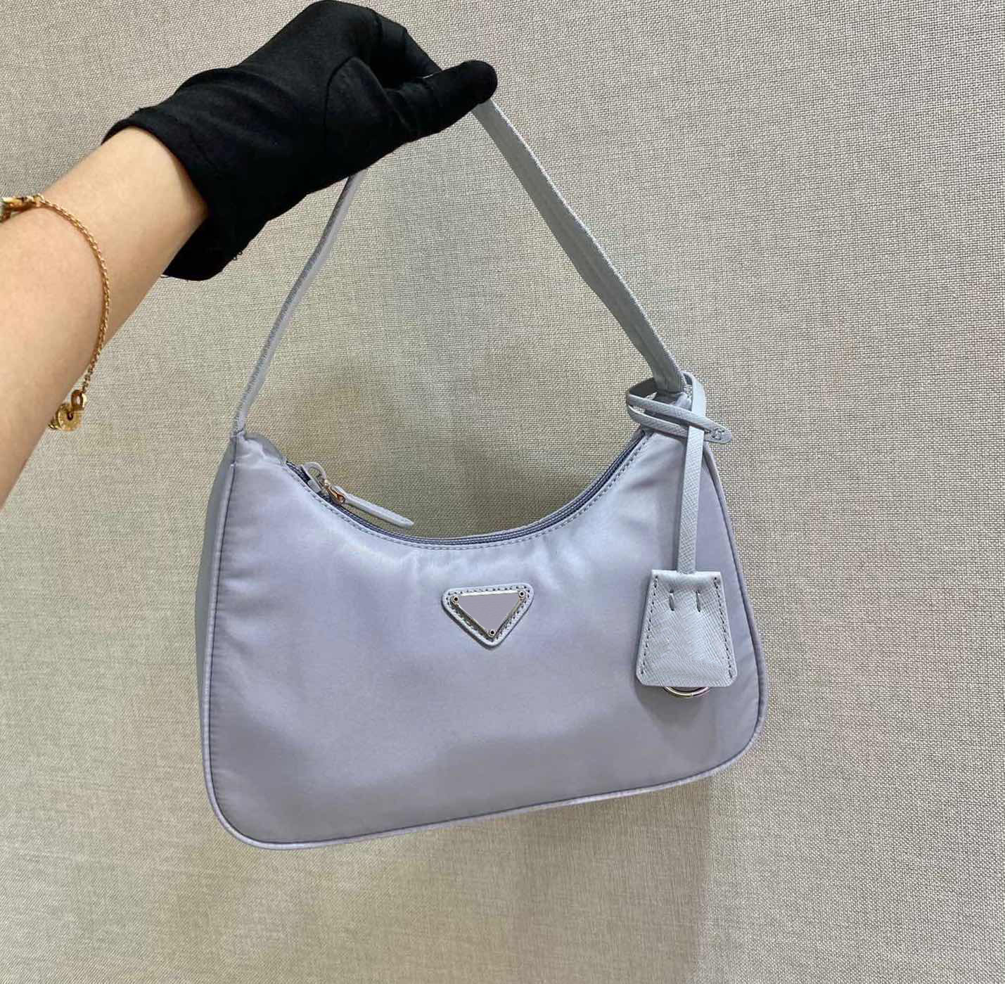 Re-edition Underarm Clutch bag designer Nylon leather Shoulder bags Women Crossbody messenger Handbag Evening Totes purse wholesale, Make up for price
Re-edition Underarm Clutch bag designer Nylon leather Shoulder bags Women Crossbody messenger Handbag Evening Totes purse wholesale, Make up for price
