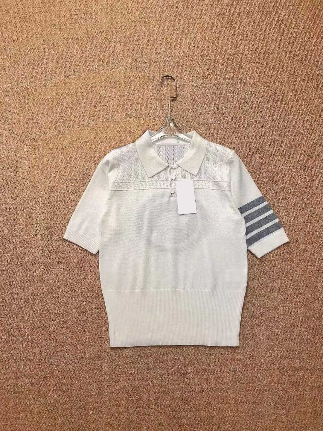 Designer Shirt Thomes Brownns T-Shirt High Quality Tb Puppy Seal Polo Shirt Spring Summer New Lovers Stripe Silk Knitted Short Sleeved T-shirt Women, White
Designer Shirt Thomes Brownns T-Shirt High Quality Tb Puppy Seal Polo Shirt Spring Summer New Lovers Stripe Silk Knitted Short Sleeved T-shirt Women, White