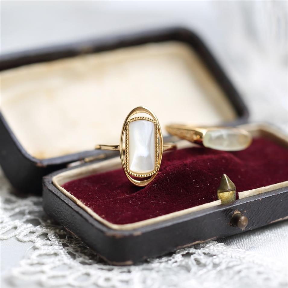 S925 silver charm oval shape ring with white special shell vintage designer for women wedding jewelry gift PS88992802
S925 silver charm oval shape ring with white special shell vintage designer for women wedding jewelry gift PS88992802