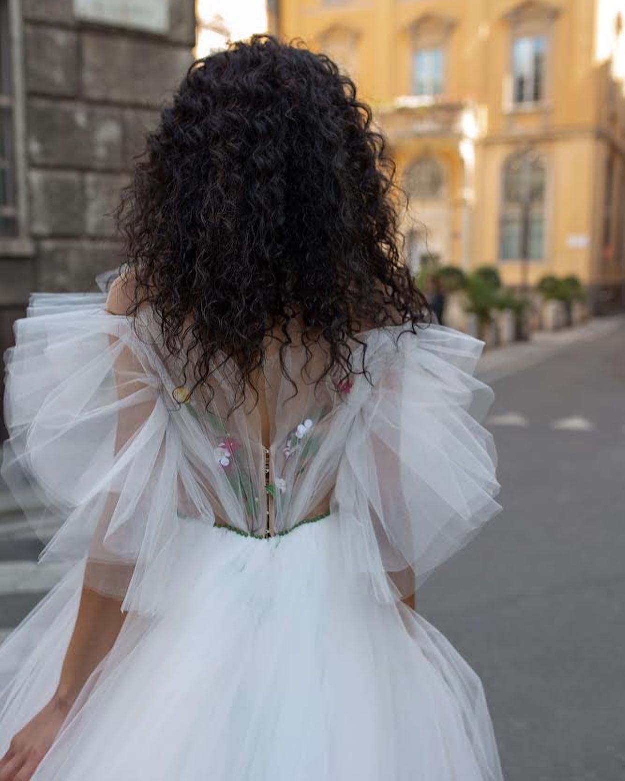 High Low Wedding Dresses A Line Bridal Gowns Appliqued Bateau Neckline Pleated Sweep Train Tulle Short Vestido De Novia