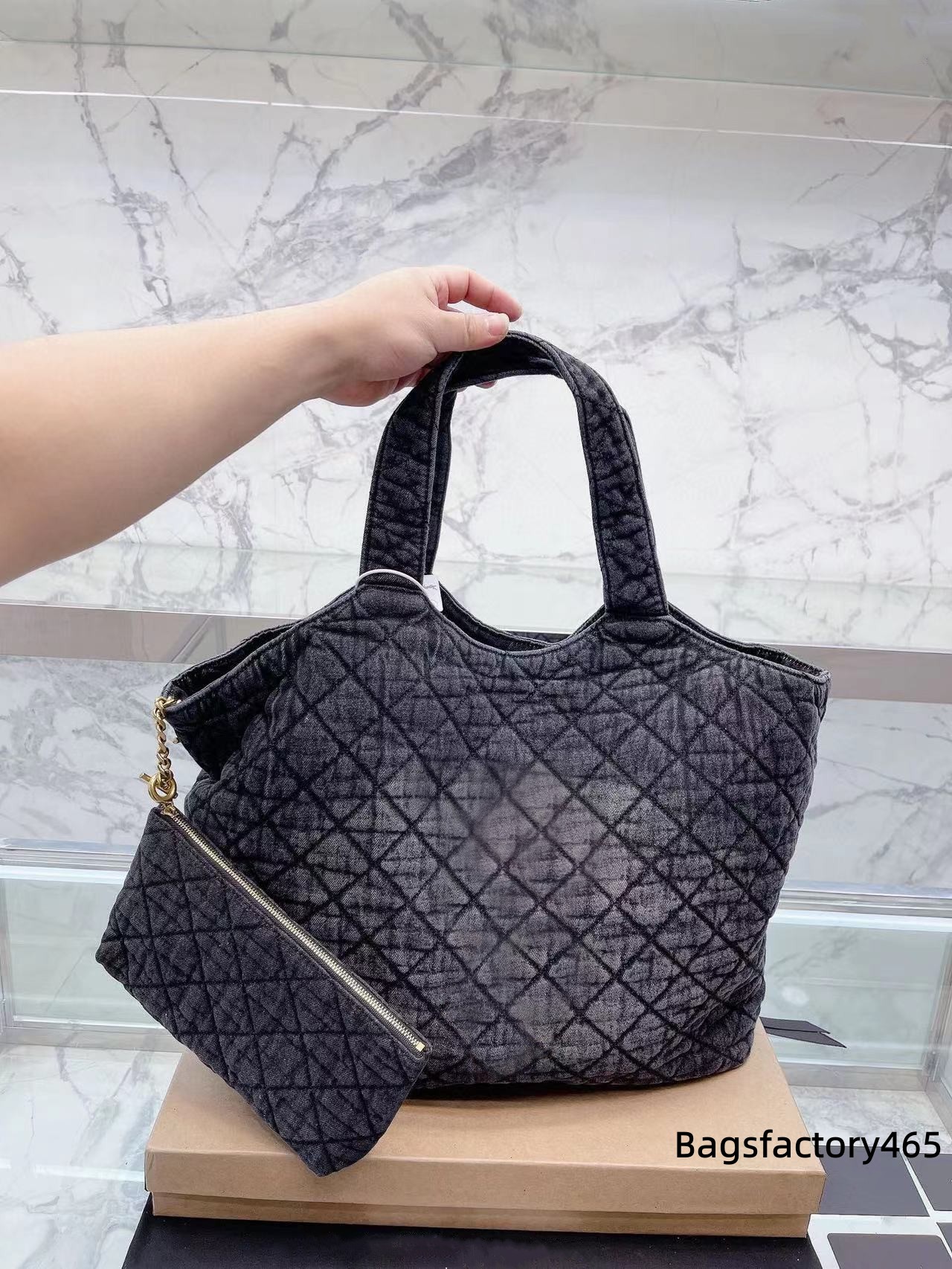 40CM Shoulder Bag Women Designer Handbag Puffer Chain Flap Crossbody Bag Ladies Purse Wallet Wholesale Denim Maxi Jumbo Luxury Classic Bags Quilted Meatlasse, Blue
40CM Shoulder Bag Women Designer Handbag Puffer Chain Flap Crossbody Bag Ladies Purse Wallet Wholesale Denim Maxi Jumbo Luxury Classic Bags Quilted Meatlasse, Blue