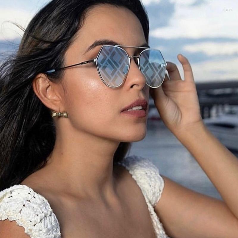 Sunglasses Gold Metal Frame Oval Women And Men Fashion Printing Holographic Mirrored Unisex
Sunglasses Gold Metal Frame Oval Women And Men Fashion Printing Holographic Mirrored Unisex