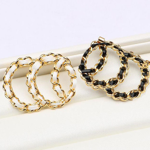 2color Luxury Women Designer Brand Letter Brooches 18K Gold Plated Black White Leather Hollow Jewelry Brooch Charm Pearl Pin Marry Wedding Party Gift Accessorie