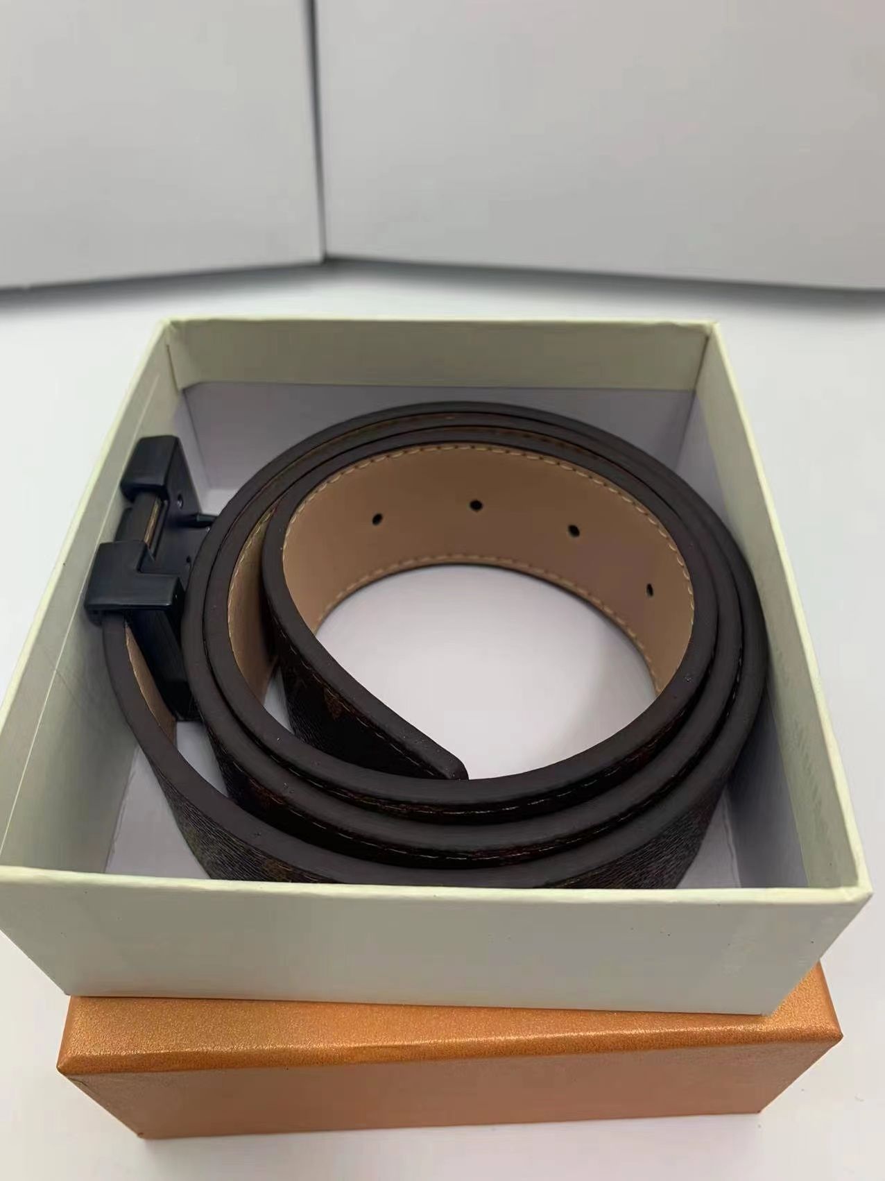 Fashion Big Letter L buckle genuine leather belt no box designer V men women high quality mens belts98521189, Aaa
Fashion Big Letter L buckle genuine leather belt no box designer V men women high quality mens belts98521189, Aaa