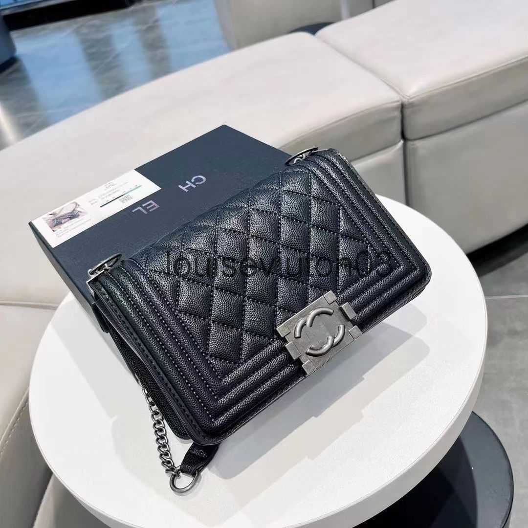 Designer Channel Bag Tote Shoulder Handbag Luxurious Mens Womans Lovers Spicy Mom Of The Same Style For Fashion Lingge Chain Leather Messenger Bag With Box, Sheepskin pattern (with box)
Designer Channel Bag Tote Shoulder Handbag Luxurious Mens Womans Lovers Spicy Mom Of The Same Style For Fashion Lingge Chain Leather Messenger Bag With Box, Sheepskin pattern (with box)