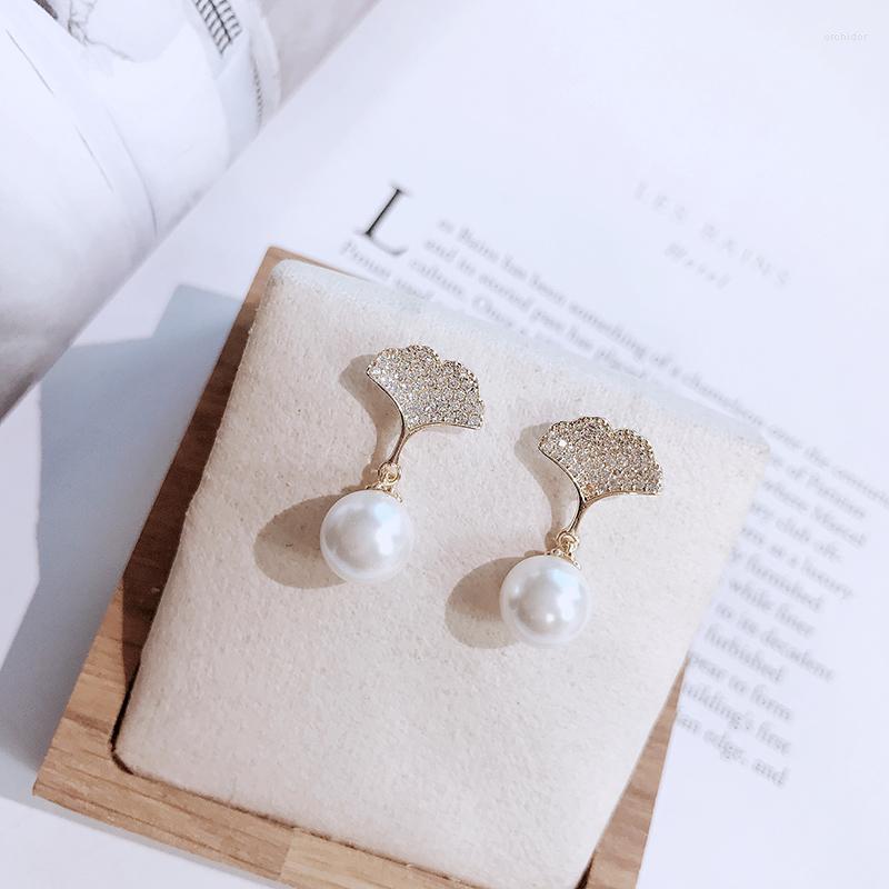 Dangle Earrings Elegant Fashion Gold Color Ginkgo Leaf Shape Cubic Zirconia Stone 8mm Simulated Pearl Drop Women Jewelry Sweet Style
Dangle Earrings Elegant Fashion Gold Color Ginkgo Leaf Shape Cubic Zirconia Stone 8mm Simulated Pearl Drop Women Jewelry Sweet Style