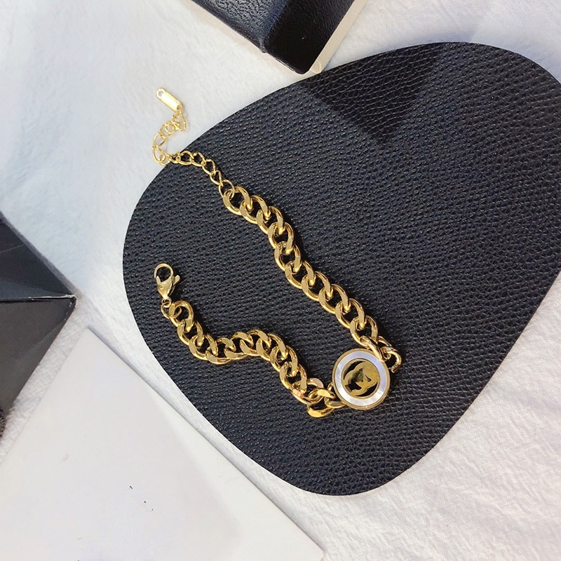 Bracelets Bangle Luxury Designer classical Letter 18K Gold Plated Stainless steel Women Wedding Lovers Gift Bangles Wristband Cuff Chain Accessories L072
Bracelets Bangle Luxury Designer classical Letter 18K Gold Plated Stainless steel Women Wedding Lovers Gift Bangles Wristband Cuff Chain Accessories L072