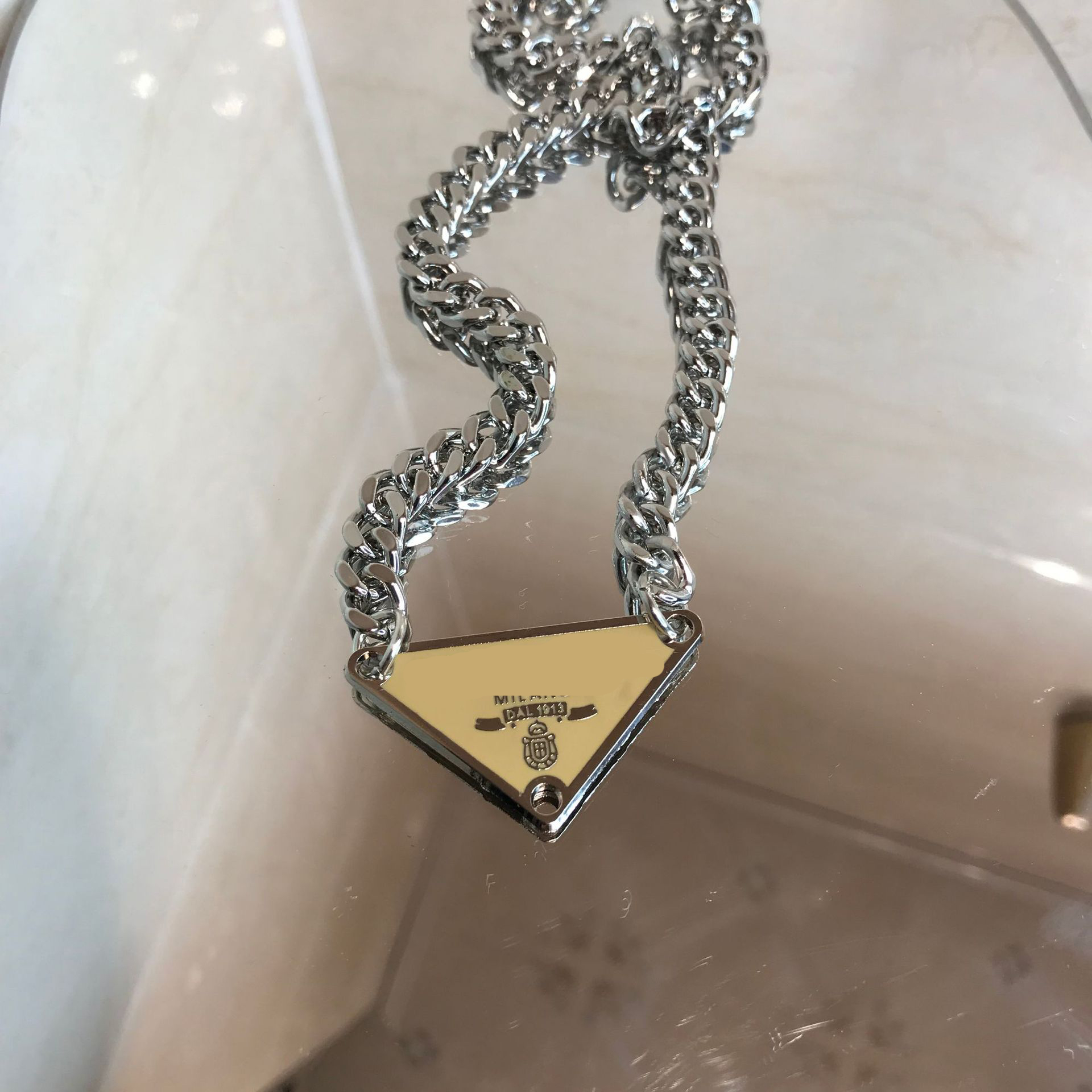 Pendant Necklaces Mens Luxury Designer Necklace Chain Fashion Jewelry Black White P Triangle Pendant Design Party Silver Hip Hop Punk Men Necklaces Names T2302034
Pendant Necklaces Mens Luxury Designer Necklace Chain Fashion Jewelry Black White P Triangle Pendant Design Party Silver Hip Hop Punk Men Necklaces Names T2302034