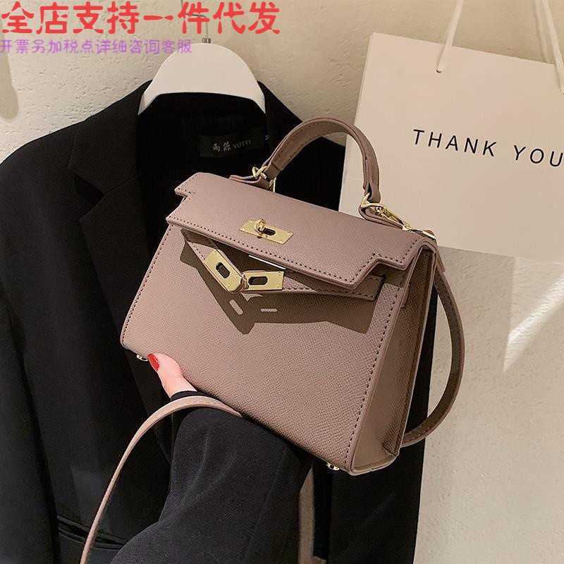 h bag Handbags brand fashion H ermese leather bags High sense small crowd commuting hand female autumn and winter new westernized versatile one shoulder messenger, Not for sale do not shoot
h bag Handbags brand fashion H ermese leather bags High sense small crowd commuting hand female autumn and winter new westernized versatile one shoulder messenger, Not for sale do not shoot
