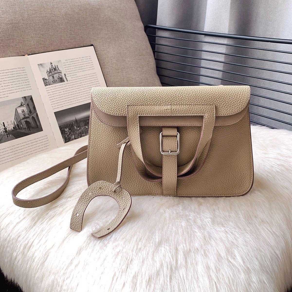 Low price leather Herme fashion bags Halzan Leather briefcase Women's commuting Simple Home Horsesoe Grey, Halzan horseshoe bag large caramel brown
Low price leather Herme fashion bags Halzan Leather briefcase Women's commuting Simple Home Horsesoe Grey, Halzan horseshoe bag large caramel brown