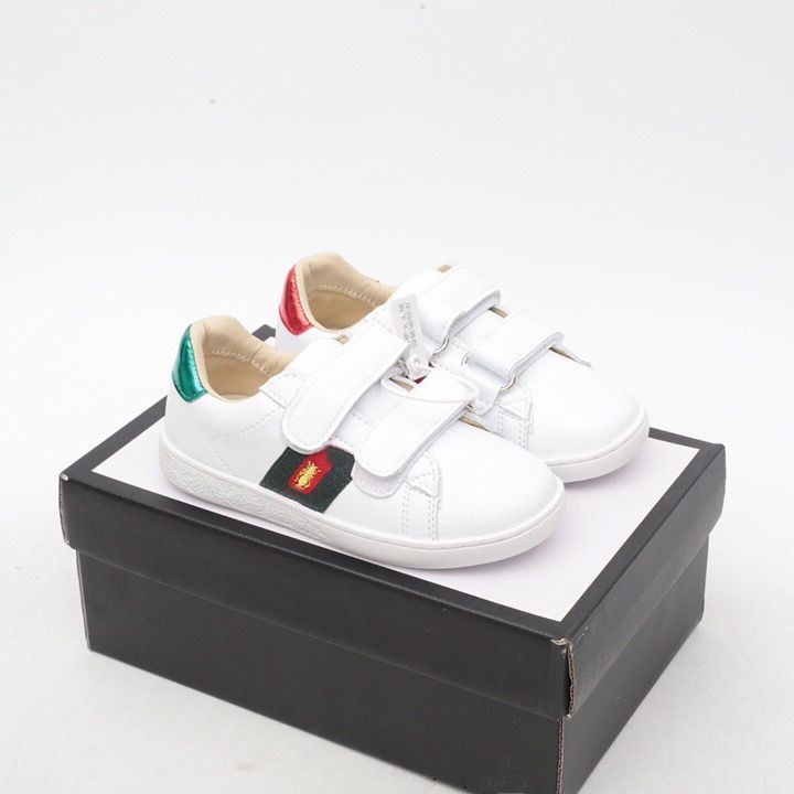 Kids Shoes Italy Bee Casual girls boys star White Flat Leather Shoe Green Red Stripe Embroidered chirdren sport Snake size 24-35
Kids Shoes Italy Bee Casual girls boys star White Flat Leather Shoe Green Red Stripe Embroidered chirdren sport Snake size 24-35