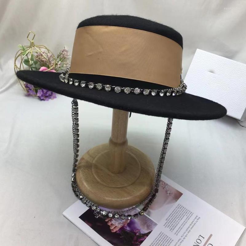 Berets 2022 Fedora Hat Retro Wool Felt Women European Punk Chain Novelty Flat Top Hats Men Cap Street Fashion Wild Trend, Black
Berets 2022 Fedora Hat Retro Wool Felt Women European Punk Chain Novelty Flat Top Hats Men Cap Street Fashion Wild Trend, Black