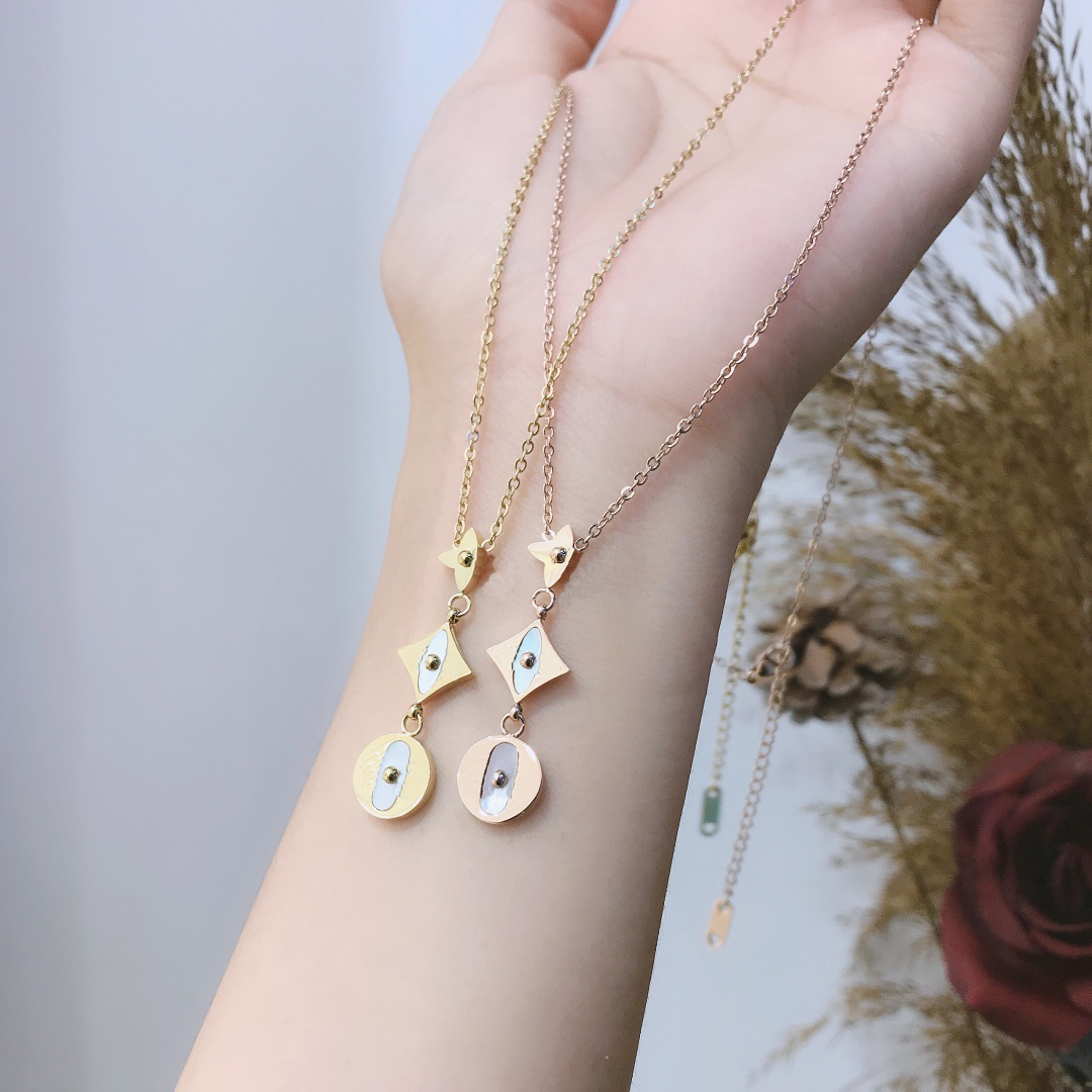Luxury Exquisite Pendant Necklaces Fashion Women Jewelry Necklace Designer Style Accessories Selected Birthday Gifts Couple Family Friends Christmas
Luxury Exquisite Pendant Necklaces Fashion Women Jewelry Necklace Designer Style Accessories Selected Birthday Gifts Couple Family Friends Christmas