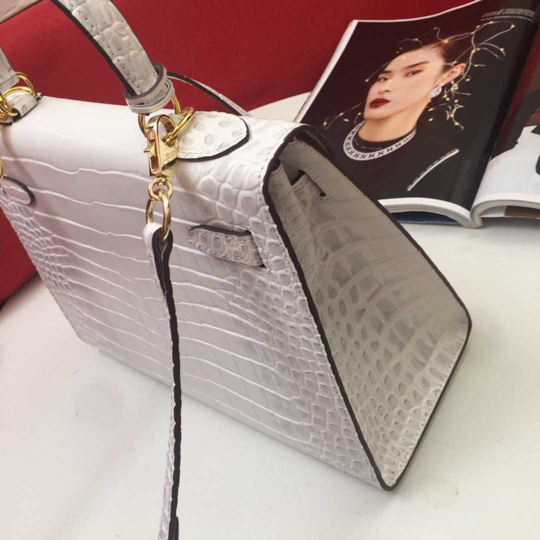 h bag Classic Leather Fashion H ermese Bags 2022 new crocodile skin women D home Single Shoulder Messenger portable buckle fashion, Sky blue
h bag Classic Leather Fashion H ermese Bags 2022 new crocodile skin women D home Single Shoulder Messenger portable buckle fashion, Sky blue