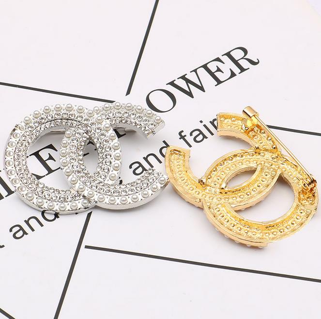 2color Women 18K Gold Plated Brand Designer Letter Brooch INS Pearl Rhinestone Crystal Metal Broochs Suit Laple Pin Fashion Jewelry Accessories Gifts
2color Women 18K Gold Plated Brand Designer Letter Brooch INS Pearl Rhinestone Crystal Metal Broochs Suit Laple Pin Fashion Jewelry Accessories Gifts