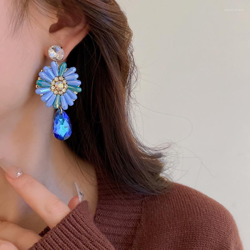 Stud Earrings Silver Needle Inlaid Diamond Crystal Flower Drops European And American Retro Exaggerated Temperament Net Red Personality
Stud Earrings Silver Needle Inlaid Diamond Crystal Flower Drops European And American Retro Exaggerated Temperament Net Red Personality
