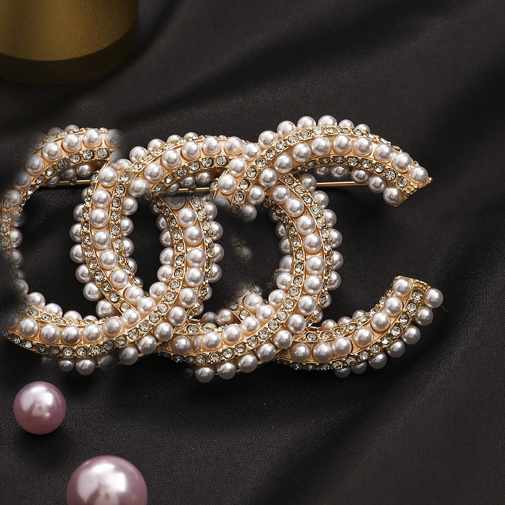 Gold Plated Brand Luxurys Design Diamond Brooch Women Stainless Steel Crystal Rhinestone Pearl Letter Brooches Suit Pin Jewelry Clothing Decoration Accessories
Gold Plated Brand Luxurys Design Diamond Brooch Women Stainless Steel Crystal Rhinestone Pearl Letter Brooches Suit Pin Jewelry Clothing Decoration Accessories