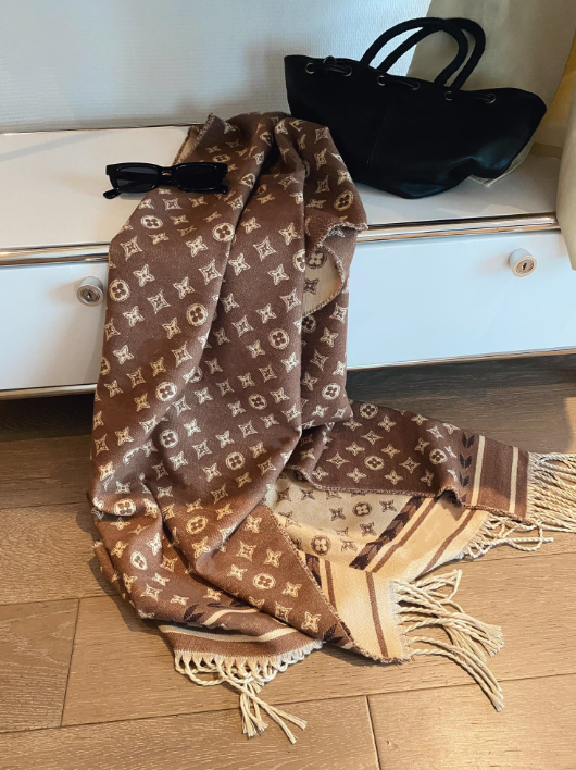 High-End Designer Letter Scarf Versatile Fashion Presbyopic Warm Cashmere Scarfs Shawl European and American Style
High-End Designer Letter Scarf Versatile Fashion Presbyopic Warm Cashmere Scarfs Shawl European and American Style
