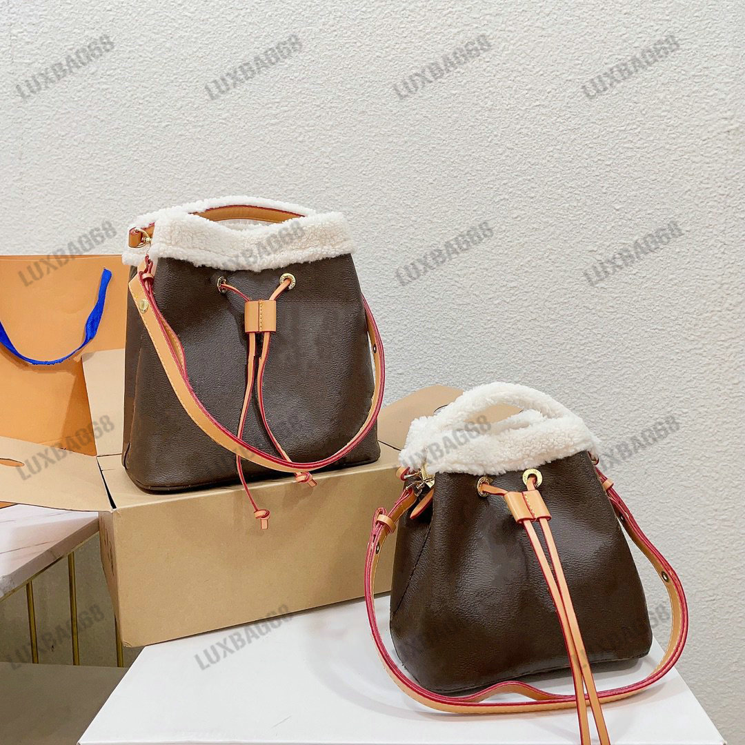 Shearling Neonoe BB MM Drawstring Bag Cream-colored Teddy Neo Noe Bucket Shoulder Bags M46319 Cozygram capsule Fluffy Fleece Purse, 01
Shearling Neonoe BB MM Drawstring Bag Cream-colored Teddy Neo Noe Bucket Shoulder Bags M46319 Cozygram capsule Fluffy Fleece Purse, 01