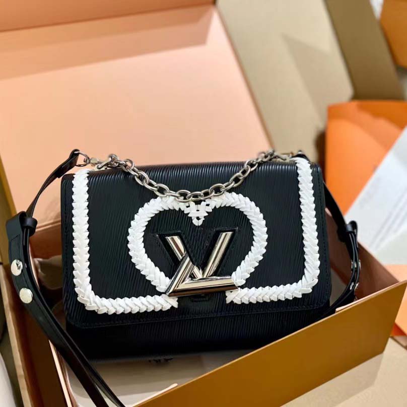 Designer shoulder bag Popular twist bags leather small square Designers bag Metal long chain V shaped buckle Simple fashion very good gift, Black
Designer shoulder bag Popular twist bags leather small square Designers bag Metal long chain V shaped buckle Simple fashion very good gift, Black