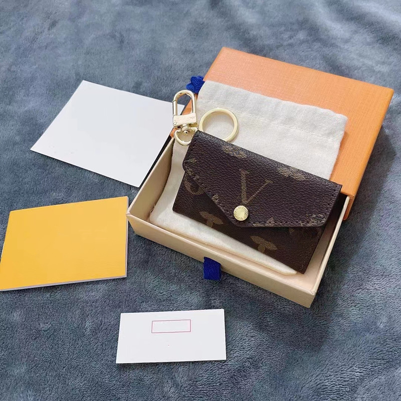 Designer Letter Wallet Keychain Keyring Fashion Purse Pendant Car Chain Charm Brown Flower Mini Bag Trinket Gifts Accessories With BOX
Designer Letter Wallet Keychain Keyring Fashion Purse Pendant Car Chain Charm Brown Flower Mini Bag Trinket Gifts Accessories With BOX