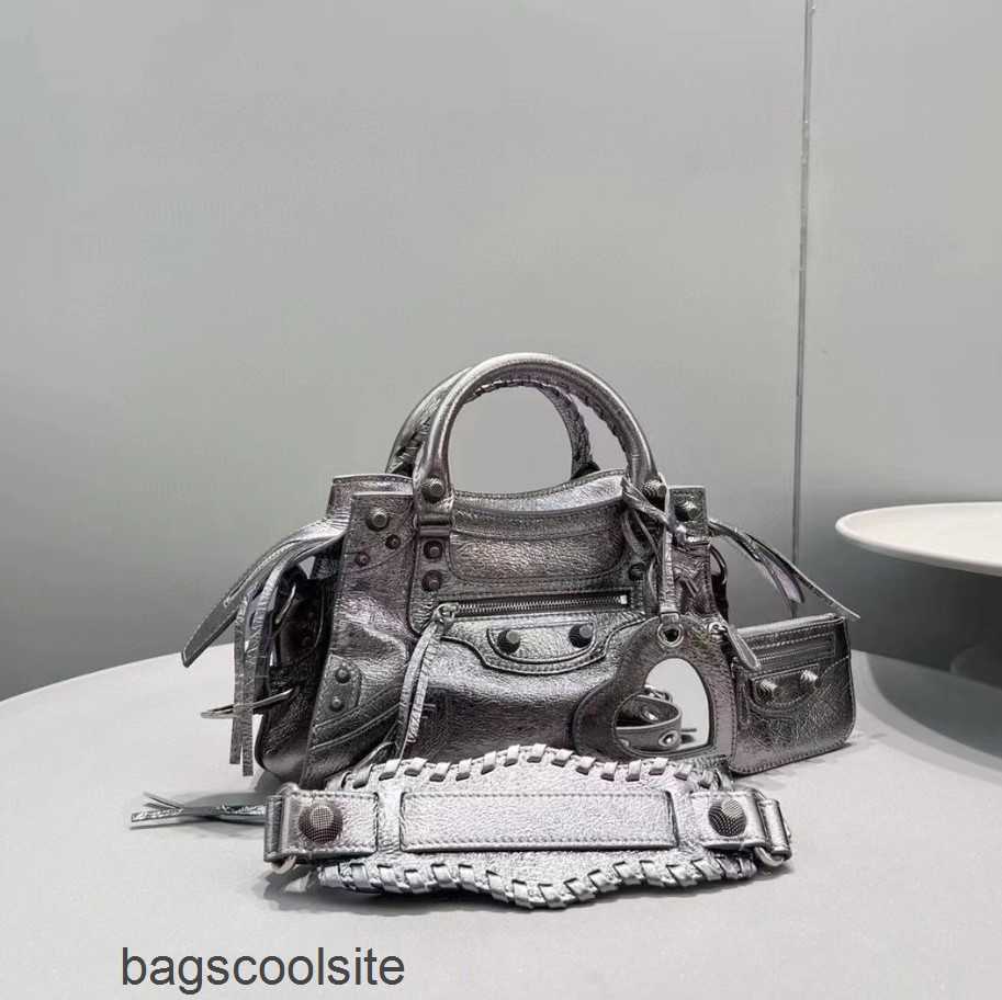 Tote Bag Cool Noe Fashion Cagole Shoulder Painted Bags 26cm Balenciga 2023 Girl Trend Casual Mini Women's Versatile Lecagole, Graffiti
Tote Bag Cool Noe Fashion Cagole Shoulder Painted Bags 26cm Balenciga 2023 Girl Trend Casual Mini Women's Versatile Lecagole, Graffiti