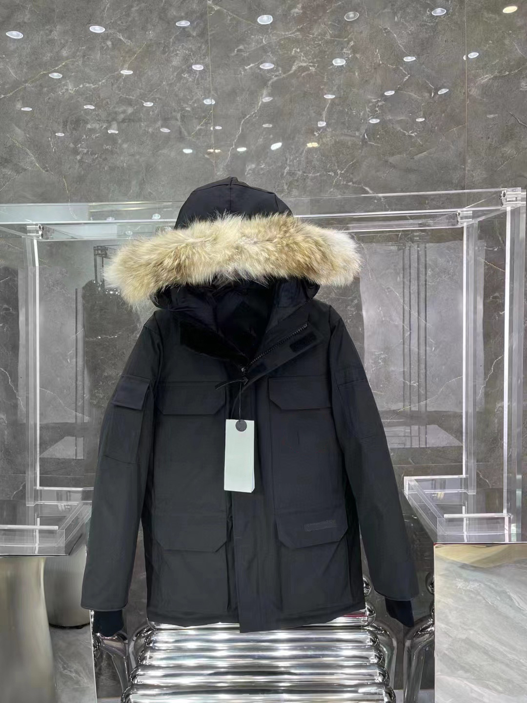 Men's and women's designer parkas 08 jacket are styled to fill standard 90% goose down with detachable a Siberian coyote fur collar, Full set of packaging
Men's and women's designer parkas 08 jacket are styled to fill standard 90% goose down with detachable a Siberian coyote fur collar, Full set of packaging