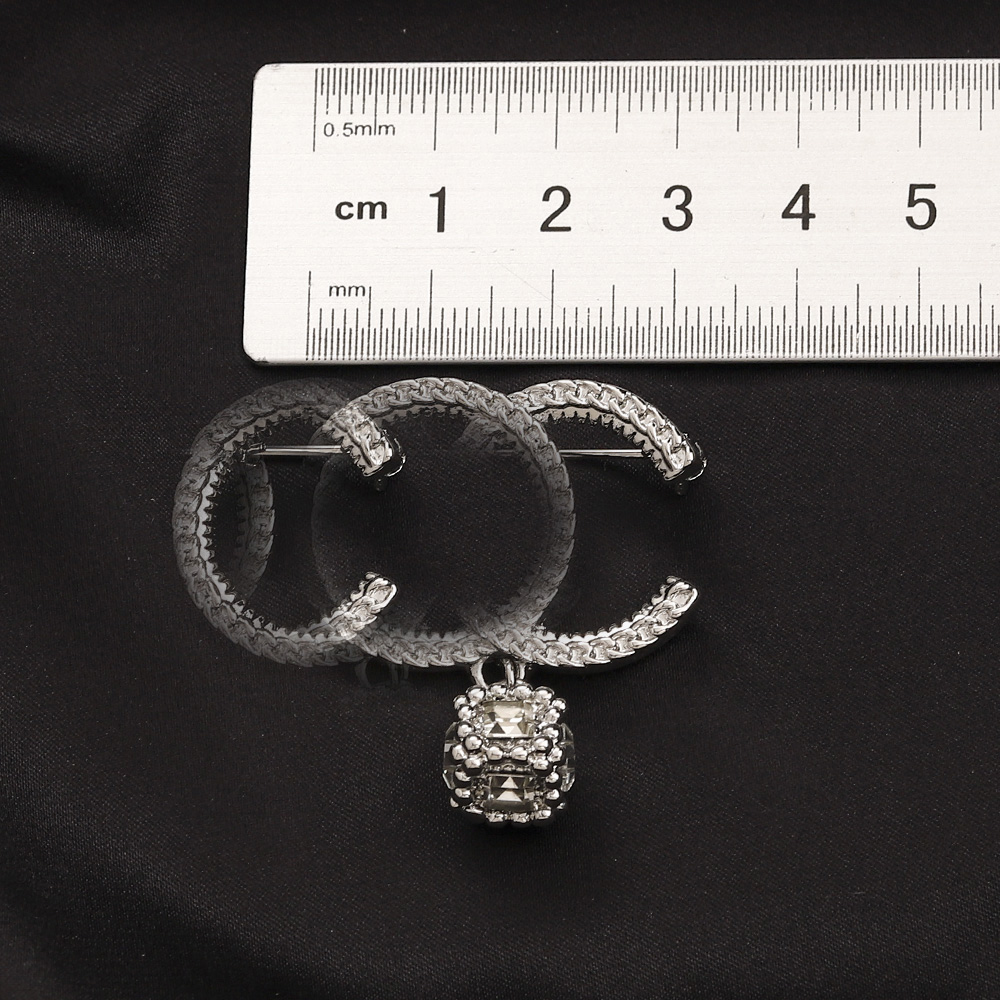 Brand Letters Luxurys Design Diamond Brooch Women Stainless Steel Crystal Rhinestone Pearl Letter Brooches Suit Pin Jewelry Clothing Decoration Accessories 2129
Brand Letters Luxurys Design Diamond Brooch Women Stainless Steel Crystal Rhinestone Pearl Letter Brooches Suit Pin Jewelry Clothing Decoration Accessories 2129