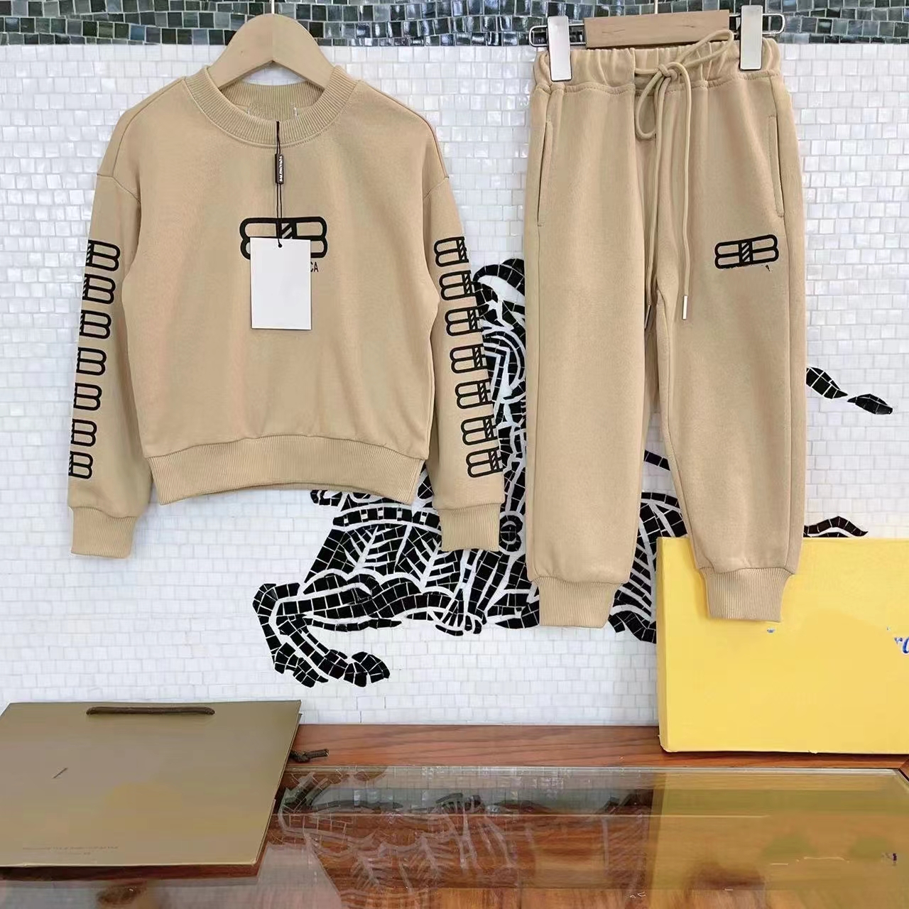 designer kid clothe set black color baby boys autumn sport suits hoodie and pants child girls clothing sets -150 cm, Gray
designer kid clothe set black color baby boys autumn sport suits hoodie and pants child girls clothing sets -150 cm, Gray