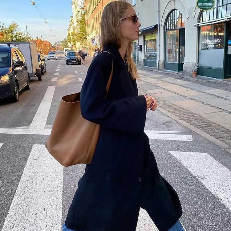 the row bag The Row bag Women's Small Design Bucket Bag Leather Autumn and Winter Large Capacity Commuter One Shoulder Handheld Tote, Black medium size
the row bag The Row bag Women's Small Design Bucket Bag Leather Autumn and Winter Large Capacity Commuter One Shoulder Handheld Tote, Black medium size