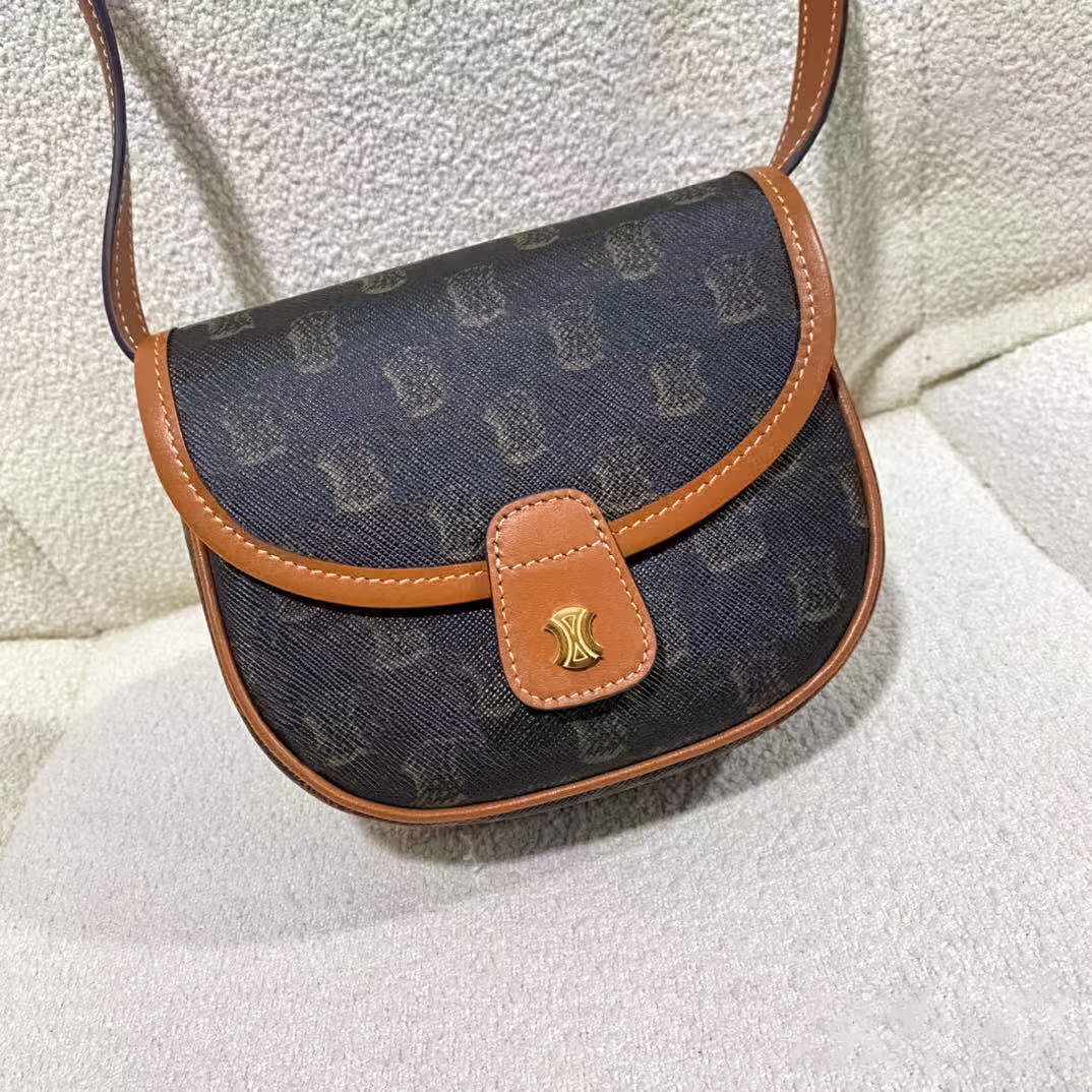 TEEN TRIOMPHE BESACE Shoulder Adjustable clutch Bag smooth Designers tote leather Luxurys Women's men flap fashion crossbody straps Evening handbag flap pochette, Carton
TEEN TRIOMPHE BESACE Shoulder Adjustable clutch Bag smooth Designers tote leather Luxurys Women's men flap fashion crossbody straps Evening handbag flap pochette, Carton