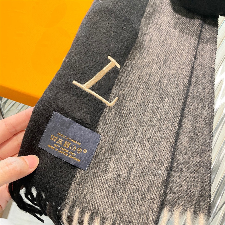 Premium Mens Winter Scarf Luxurys Designers Scarves Warm Fedora Fashion Scarfs Mens Womens Wollen L Letters Old Flower Warm Wind 2022
Premium Mens Winter Scarf Luxurys Designers Scarves Warm Fedora Fashion Scarfs Mens Womens Wollen L Letters Old Flower Warm Wind 2022