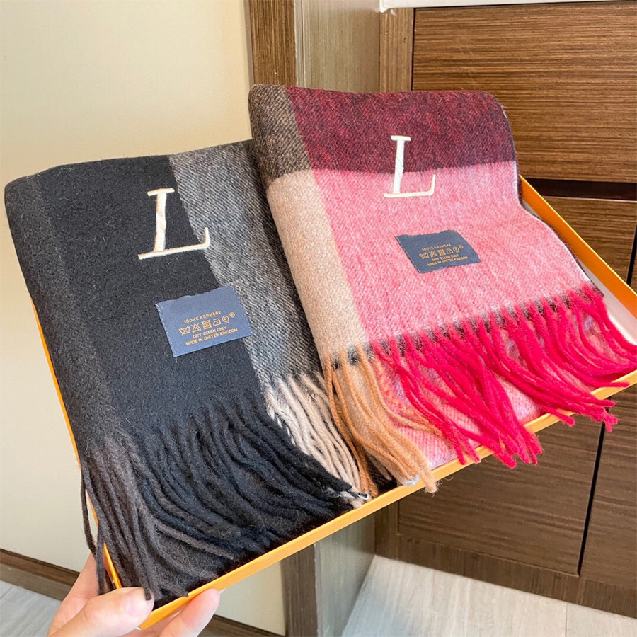 Premium Mens Winter Scarf Luxurys Designers Scarves Warm Fedora Fashion Scarfs Mens Womens Wollen L Letters Old Flowers Beautiful Warm Wind
Premium Mens Winter Scarf Luxurys Designers Scarves Warm Fedora Fashion Scarfs Mens Womens Wollen L Letters Old Flowers Beautiful Warm Wind