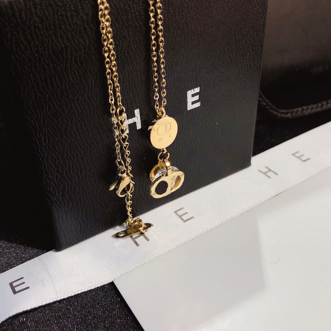 High End Design Necklace Popular International Necklace Exquisite Gold-plated Long Chain Selected Quality Gift Fashion Brand Jewelry Lovers Friends Family
High End Design Necklace Popular International Necklace Exquisite Gold-plated Long Chain Selected Quality Gift Fashion Brand Jewelry Lovers Friends Family