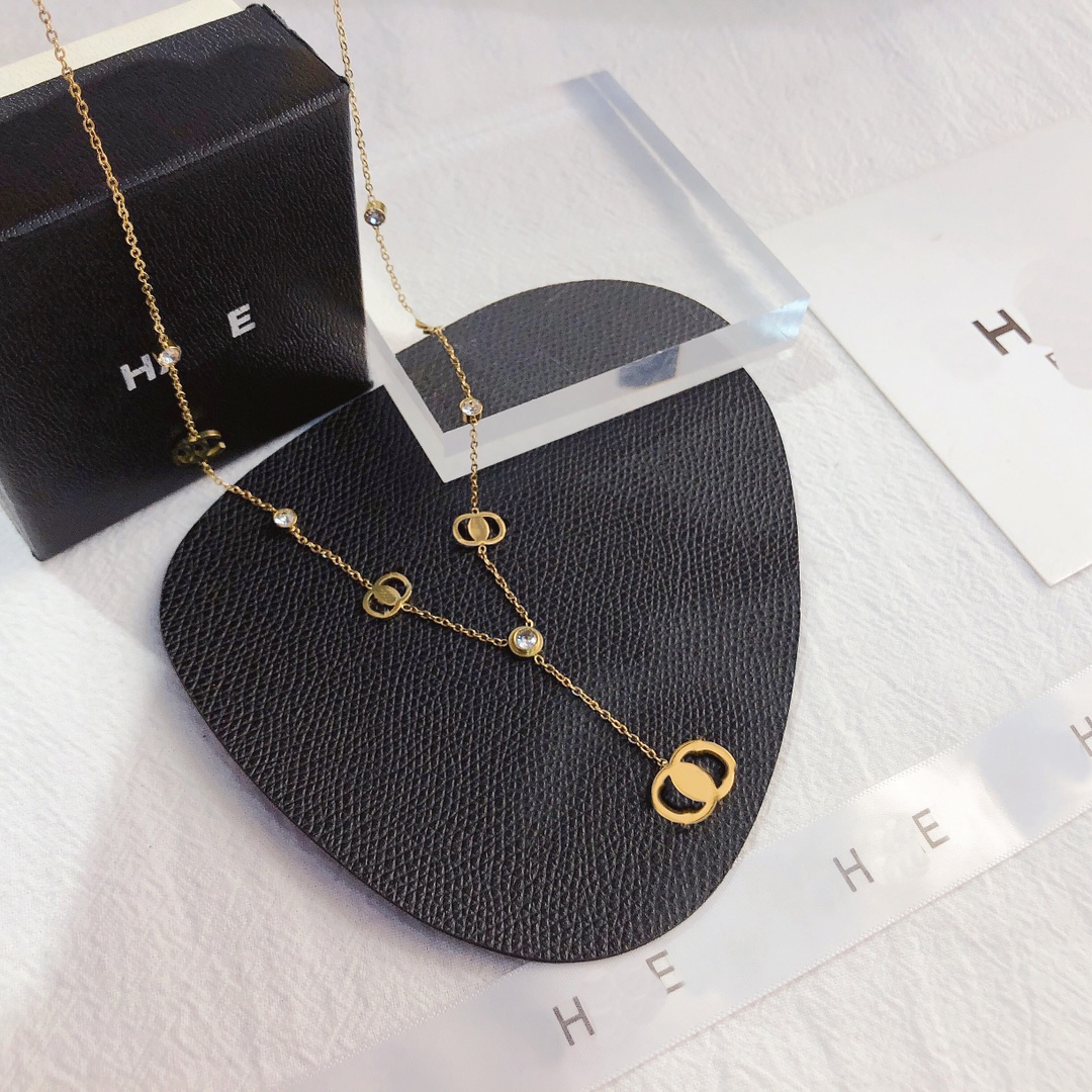 Luxury Exquisite Necklace High end Design Pendant Necklace 18k Gold Plated Long Chain Charm Jewelry Accessories Classic Premium Brand Hot Couple Gift
Luxury Exquisite Necklace High end Design Pendant Necklace 18k Gold Plated Long Chain Charm Jewelry Accessories Classic Premium Brand Hot Couple Gift