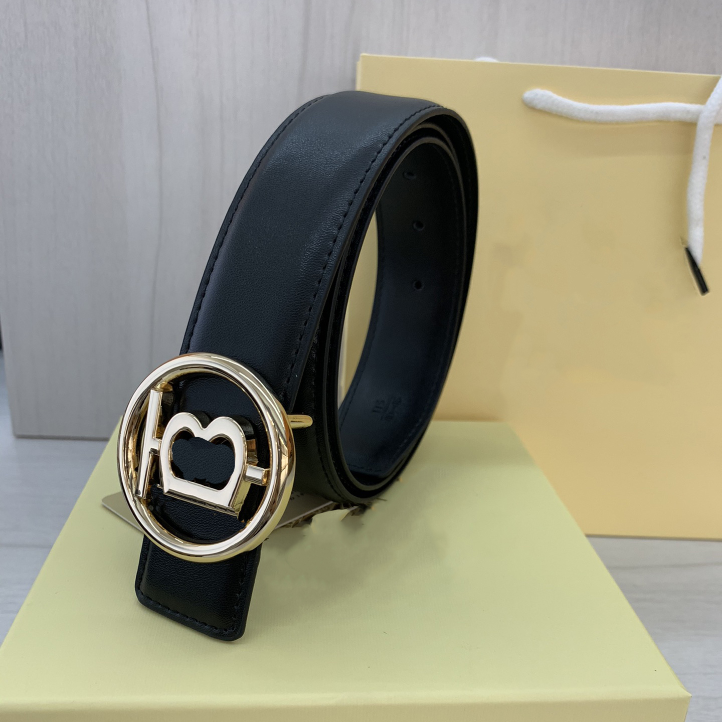 designer belt Luxurys belts Solid color for men women Simple and elegant Gentleman Pin needle Buckle Beltss Width 3.8 cm size 105-125cm Casual fashion very good, As pics
designer belt Luxurys belts Solid color for men women Simple and elegant Gentleman Pin needle Buckle Beltss Width 3.8 cm size 105-125cm Casual fashion very good, As pics