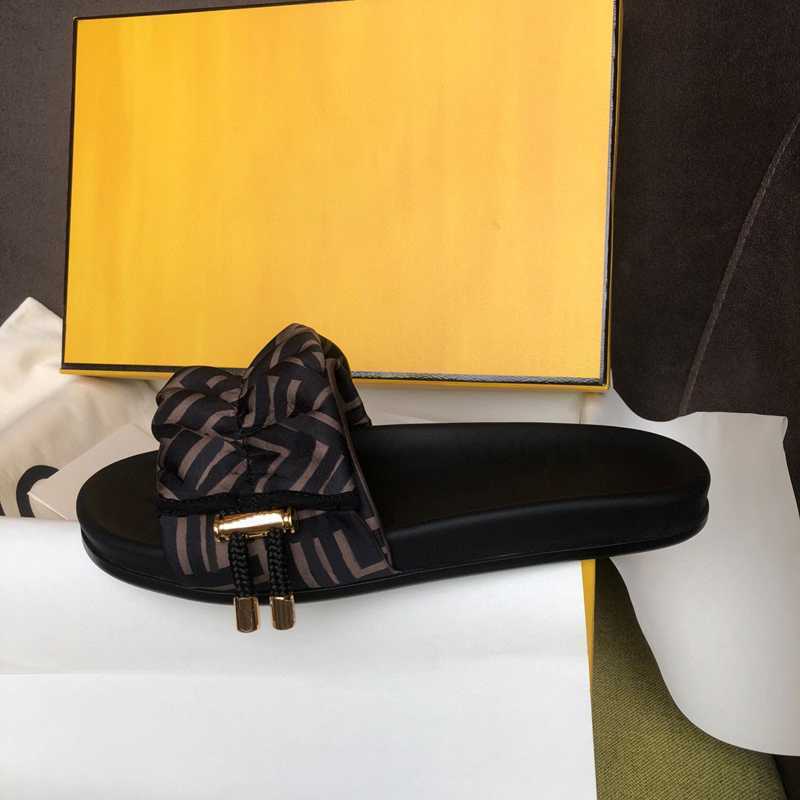 2021 Luxury Designer Women Sandals Satin letters fold flower Classic Fashion Casual Shoes beach flat bottom sandals thick bottom leisure, Blue
2021 Luxury Designer Women Sandals Satin letters fold flower Classic Fashion Casual Shoes beach flat bottom sandals thick bottom leisure, Blue