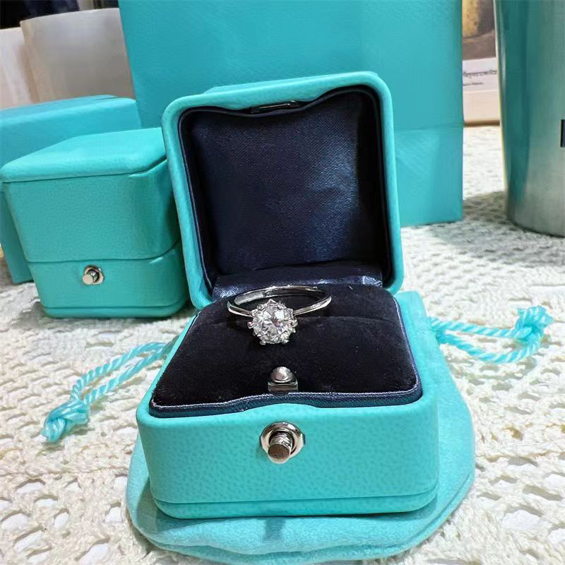 Rings Designers Luxurys Women Rings with Diamond Design Engagement Woman jewelry Temperament Versatile Fashion Style jewelrys Gifts very nice
Rings Designers Luxurys Women Rings with Diamond Design Engagement Woman jewelry Temperament Versatile Fashion Style jewelrys Gifts very nice