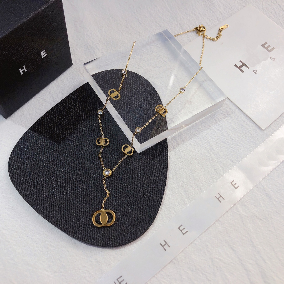 Luxury Exquisite Necklaces High end Design Pendant Necklace 18k Gold Plated Long Chains Charm Jewelry Accessories Classic Premium Brand Hot Couple Gift
Luxury Exquisite Necklaces High end Design Pendant Necklace 18k Gold Plated Long Chains Charm Jewelry Accessories Classic Premium Brand Hot Couple Gift