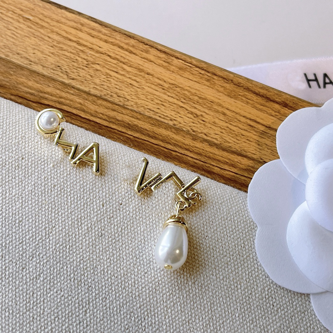 Gold Letter Pearl Earrings Designer Like a Charm Women Party wedding Stainless steel Non Fading birthday Gift Luxury Classic Brand European Accessories Wholesale
Gold Letter Pearl Earrings Designer Like a Charm Women Party wedding Stainless steel Non Fading birthday Gift Luxury Classic Brand European Accessories Wholesale