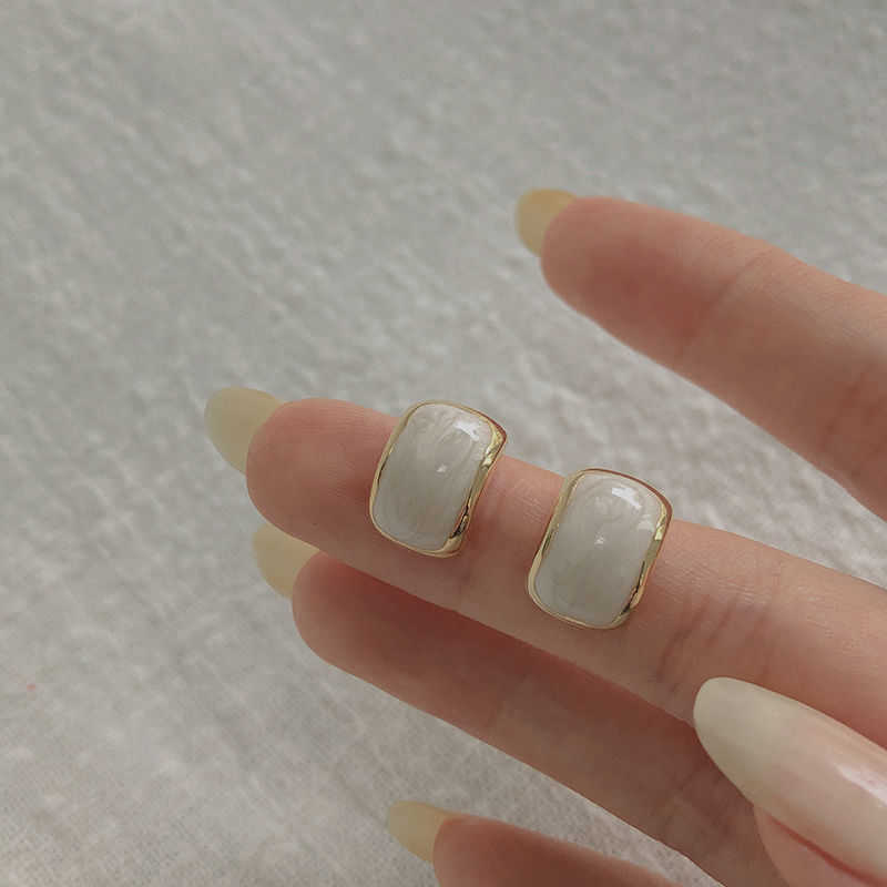Advanced French earrings gentle pearlescent simple earrings women's Korean small and versatile trendy minority jewelry
Advanced French earrings gentle pearlescent simple earrings women's Korean small and versatile trendy minority jewelry